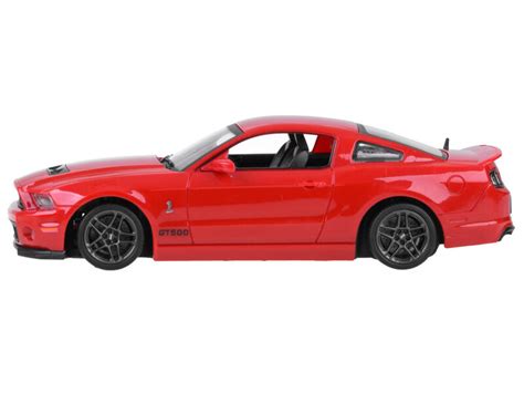 Ryškiai raudonas „Ferrari“ automobilis
