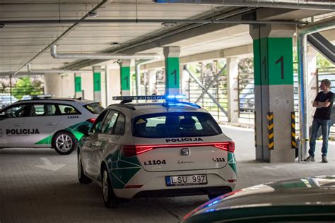 moderni automobilių stovėjimo aikštelė su skaitmeninėmis iškabomis