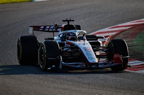 Formulės 1 pilotas bolido kabinoje lenktynių metu