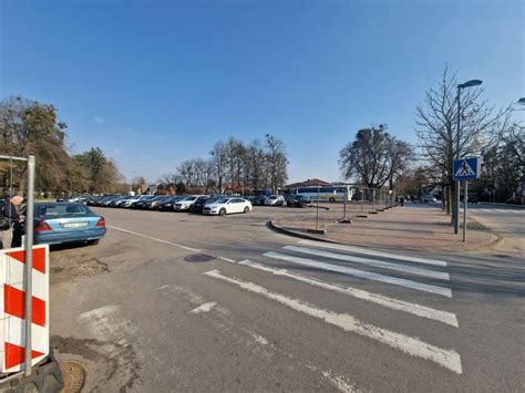 Pritaikytas įėjimas ir stovėjimo aikštelė neįgaliesiems prie automobilių pardavimo aikštelės