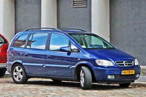 Opel Zafira 2004 metų modelio automobilio išorės nuotrauka