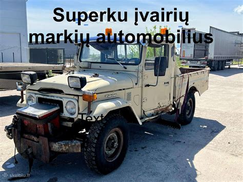 Teminė nuotrauka: įvairių markių automobiliai eilėje
