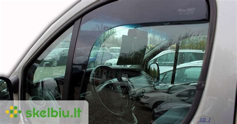 Automobilio galinis stiklas su labai tamsia plėvele