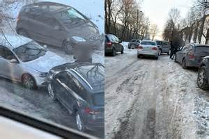 Tematinė iliustracija apie iššūkius vairuojant (pvz., akinimas, prastas matomumas, nuovargis)