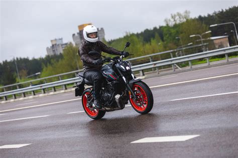 Vairavimo instruktorius moko važiuoti motociklu aikštelėje