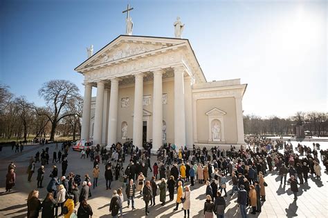 Teminis paveikslėlis, iliustruojantis žmogų, varantį gyvulius keliu