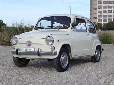 Fiat 600 vaizdas miesto gatvėje