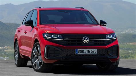 Volkswagen Touareg automobilio siluetas kelyje