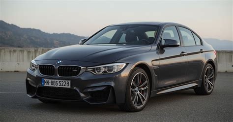 Tematinė BMW M5 išorės nuotrauka su pabrėžtais sportiniais elementais