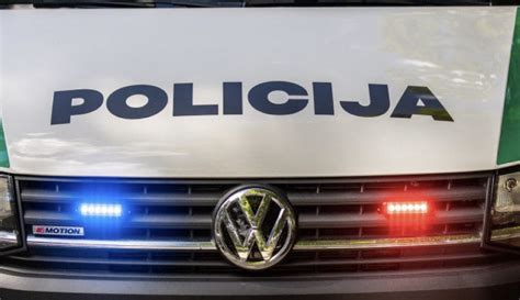 Teminis automobilio su policijos ženklais ir alkotesterio nuotrauka