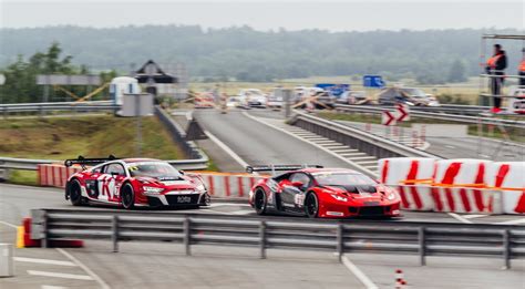 Teminis paveikslėlis: stilizuoti rusų automobiliai lenktynių trasoje