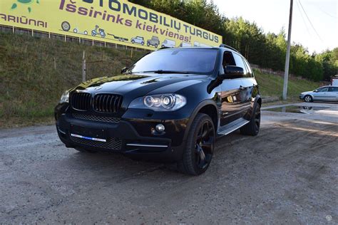 Infografika: BMW X5 ratlankių ir padangų parametrų palyginimas per kartas