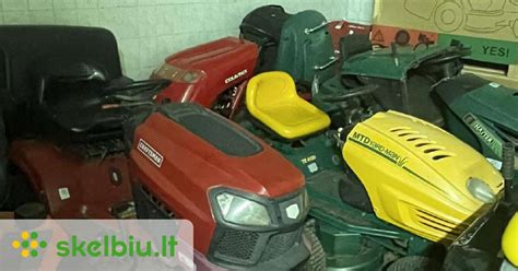 Nuotrauka su įvairių sodo traktoriukų dalių ekspozicija
