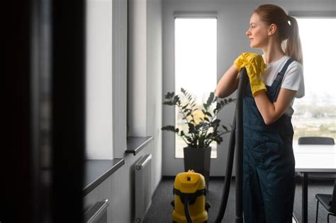 Teminė nuotrauka: valymo paslaugos, darbuotojas valantis langus arba kitą paviršių naudojant specialią įrangą