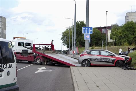 Automobilio, pastatyto ant šaligatvio, nuotrauka