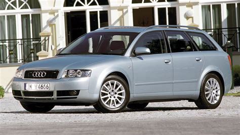 Teminė nuotrauka: Audi A4 B6 Avant automobilis su atidarytu bagažinės dangčiu, arba nuotrauka vien tik bagažinės dangčio