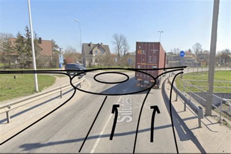 Tematinė nuotrauka su sankryža ir automobiliais
