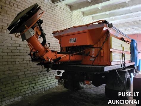 Tematinė nuotrauka: sunkvežimis ant sunkiasvorio keltuvo dirbtuvėse