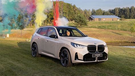 Tematinė BMW automobilių nuotrauka kelyje