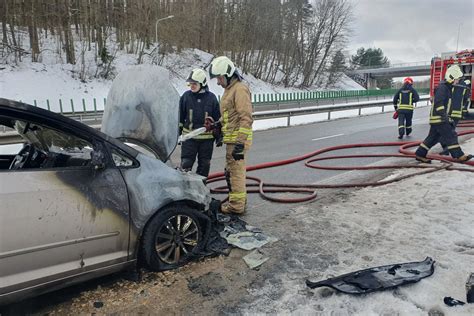 automobilis važiuojantis Vokietijos autostrada su kalnų fonu