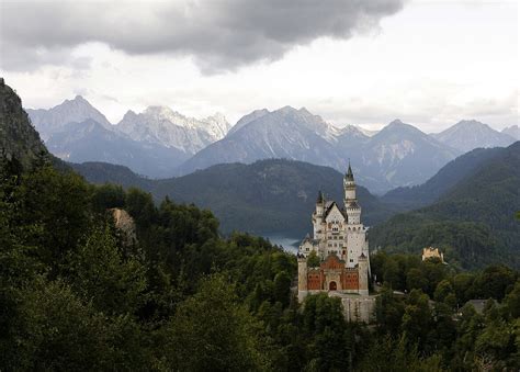 Noišvanšteino pilis apsupta Alpių, matoma nuo Marijos tilto