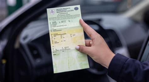 Tematinė nuotrauka: vairuotojas tikrina automobilio dokumentus