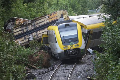 Traukinio avarijos pasekmės, suplėšytas metalas prie Lodžio