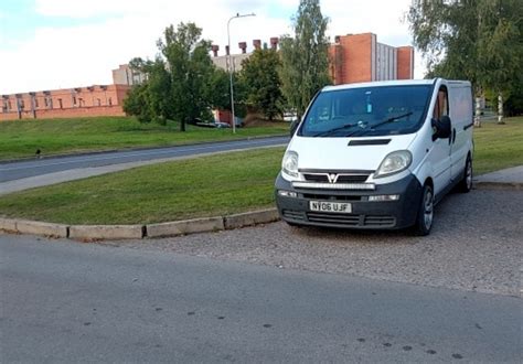Tematinis paveikslėlis: automobilis su užsienietiškais numeriais prie Rusijos sienos ženklo, kelyje