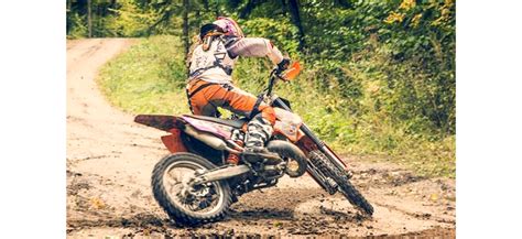Teminė nuotrauka: vaikas su apsaugomis ant krosinio motociklo bekelėje