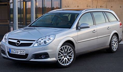 Infografika, lyginanti Opel Vectra C sedano, hečbeko ir universalo matmenis