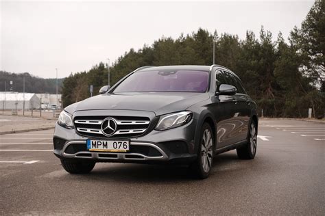 Tematinė nuotrauka: naudotas Mercedes-Benz C klasės automobilis kelyje