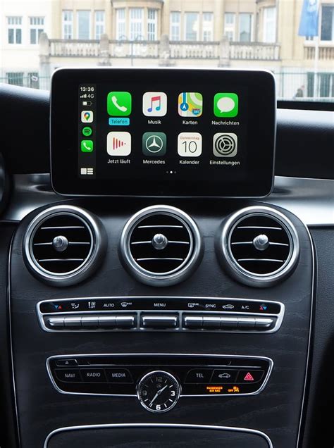 Android Auto ir Apple CarPlay sąsajos pavyzdys automobilio ekrane