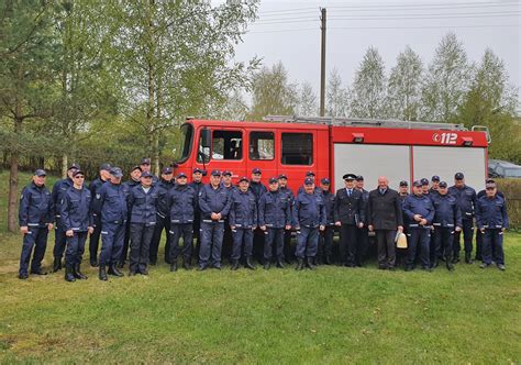 nuotrauka su nukentėjusiaisiais ir gelbėjimo tarnybomis prie sudegusio traukinio