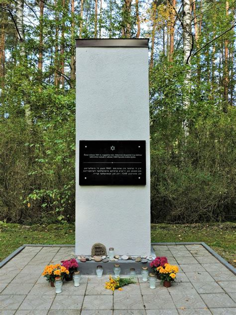 nuotrauka su paminklu aukoms atminti