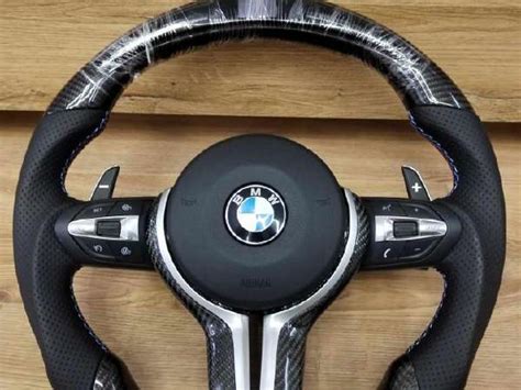 Sportinis BMW M vairas su juodo chromo detalėmis ir oda