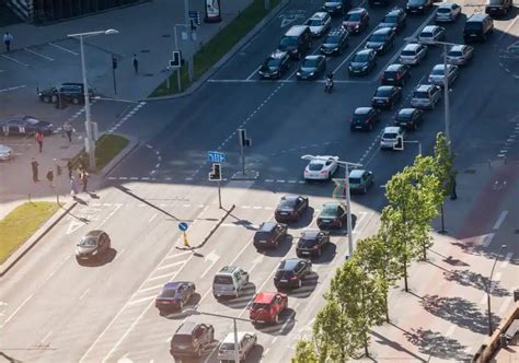 Tematinė iliustracija: automobiliai važiuojantys automagistrale saugiu atstumu vienas nuo kito.