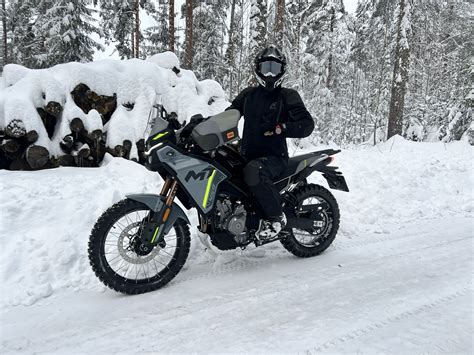 Motociklas važiuojantis per sniegą su žieminėmis padangomis