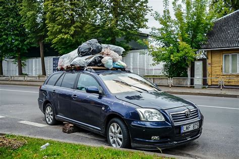 automobilis su reklama miesto gatvėje