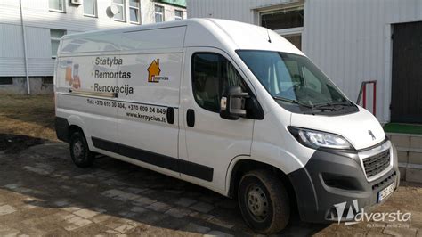 įvairių transporto priemonių pavyzdžiai su reklama