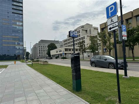 Vilkikas stovėjimo aikštelėje prie degalinės