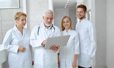 Medicininės apžiūros iliustracija, gydytojas su pacientu
