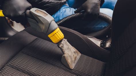 Automobilio kėbulo valymas ir paruošimas plėvelės klijavimui