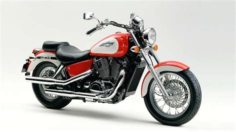 Honda VT 1100 Shadow motociklas su pabrėžtais galiniais amortizatoriais