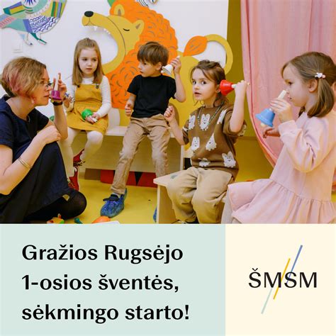 Teminė nuotrauka su mokykliniais reikmenimis ir rugsėjo 1-osios šventės elementais