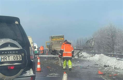 Tematinė nuotrauka: sunkvežimis su ADR ženklinimu kelyje