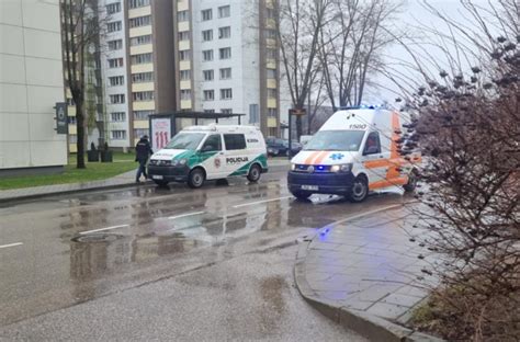 Eismo įvykio vietoje dirbantys policijos pareigūnai ir greitosios pagalbos medikai