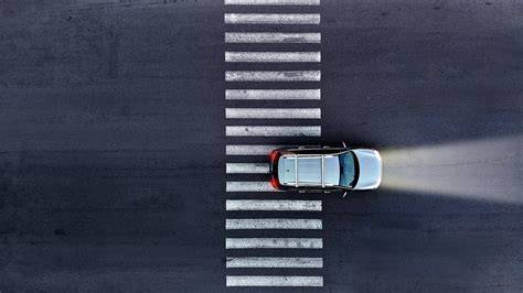 Nuotrauka, vaizduojanti pažeistą priekinę panelę ar traversą ant automobilio rėmo