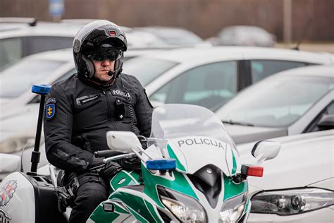 Teminė nuotrauka: besišypsantis keliautojas ant motorolerio Kretos kaime.