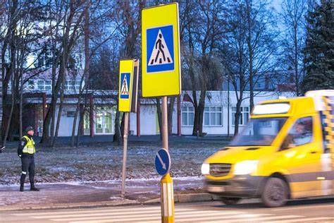 pėsčiųjų srautas prie mokyklos per ryto atidarymą
