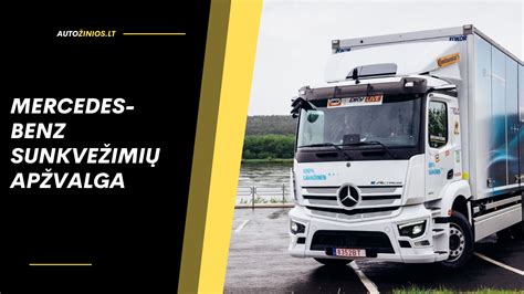 Teminė nuotrauka: džiaugsmingi loterijos laimėtojai prie naujo Mercedes-Benz automobilio, šventimas